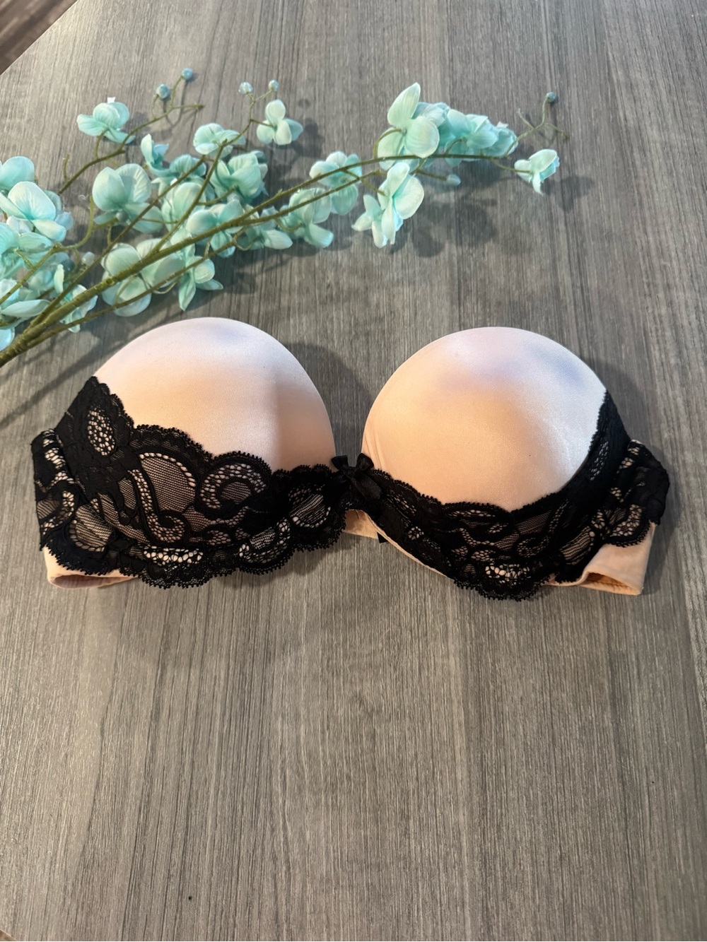 Victoria’s Secret Cream Lace Black Strapless Bra Size 32C